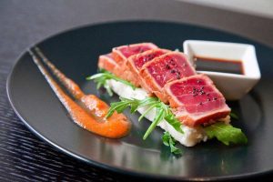 Tataki de atún rojo con semillas de sésamo